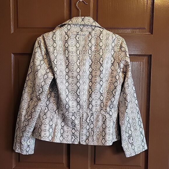 V Cristina- Faux Snake skin blk/ iv short jkt. size L. - Picture 5 of 6